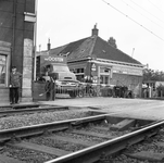 837025 Gezicht op de spoorwegovergang in de Velserweg bij het N.S.-station Amsterdam Sloterdijk te Amsterdam.